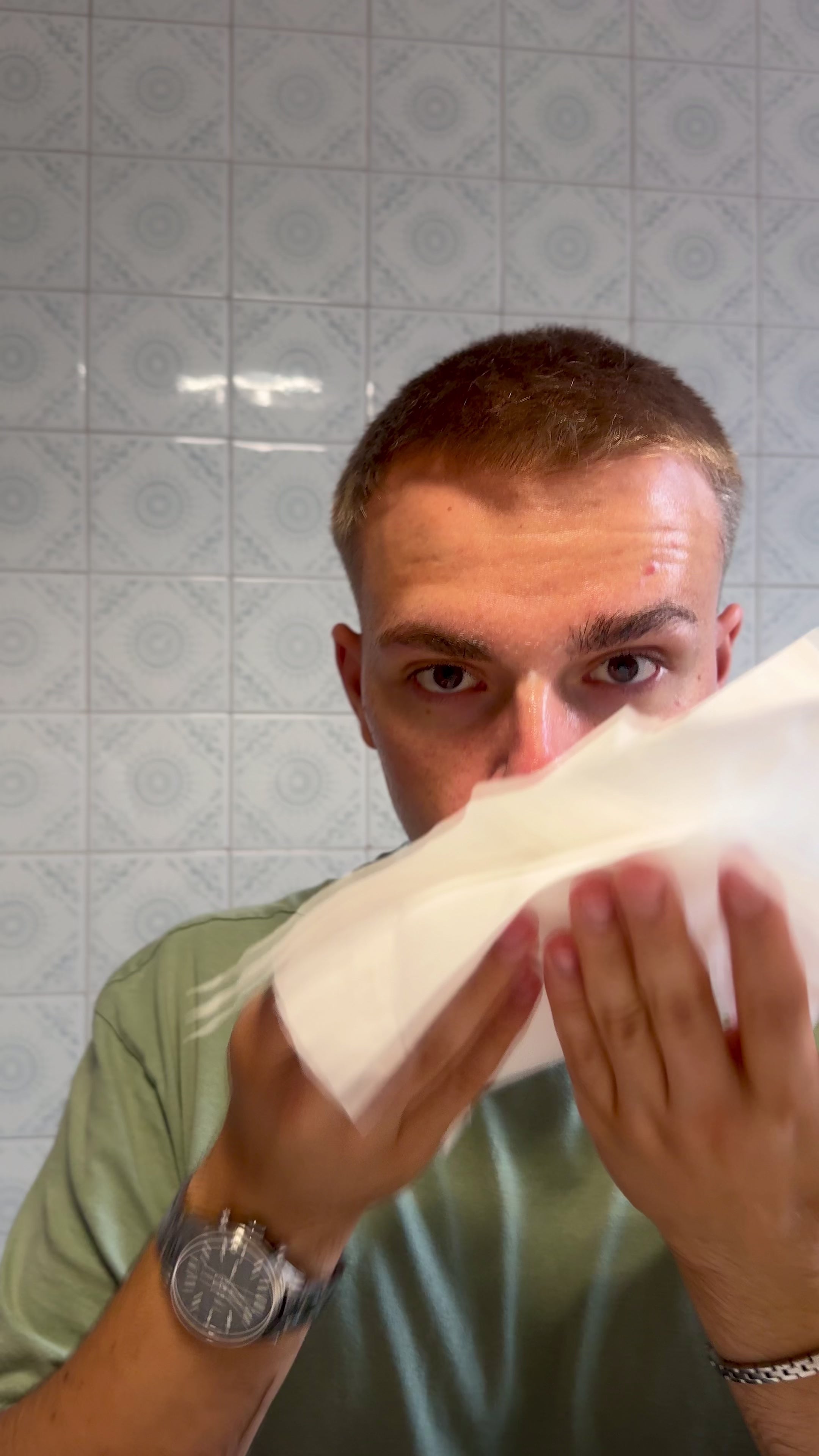 Carica il video: